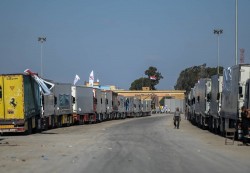 عبور 20 شاحنة تحمل مساعدات إنسانية إلى قطاع غزة عبر معبر رفح