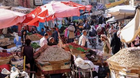 نقص الغذاء في اليمن.. حرب السفن تنعكس على الإمدادات قبل رمضان