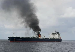 رويترز: الحوثيون يهاجمون سفينة تنقل مساعدات اغاثية لليمن