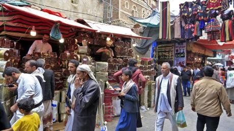 السلع المقلدة تُغرق أسواق اليمن... إثراء سريع للتجار