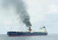 رويترز: فقدان 3 بحارة من سفينة بضائع قبالة اليمن وإصابة 4 بحروق خطرة