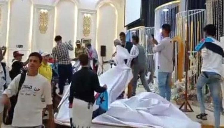 عدن: اقتحام قاعة مؤتمر شبابي وتعطيله