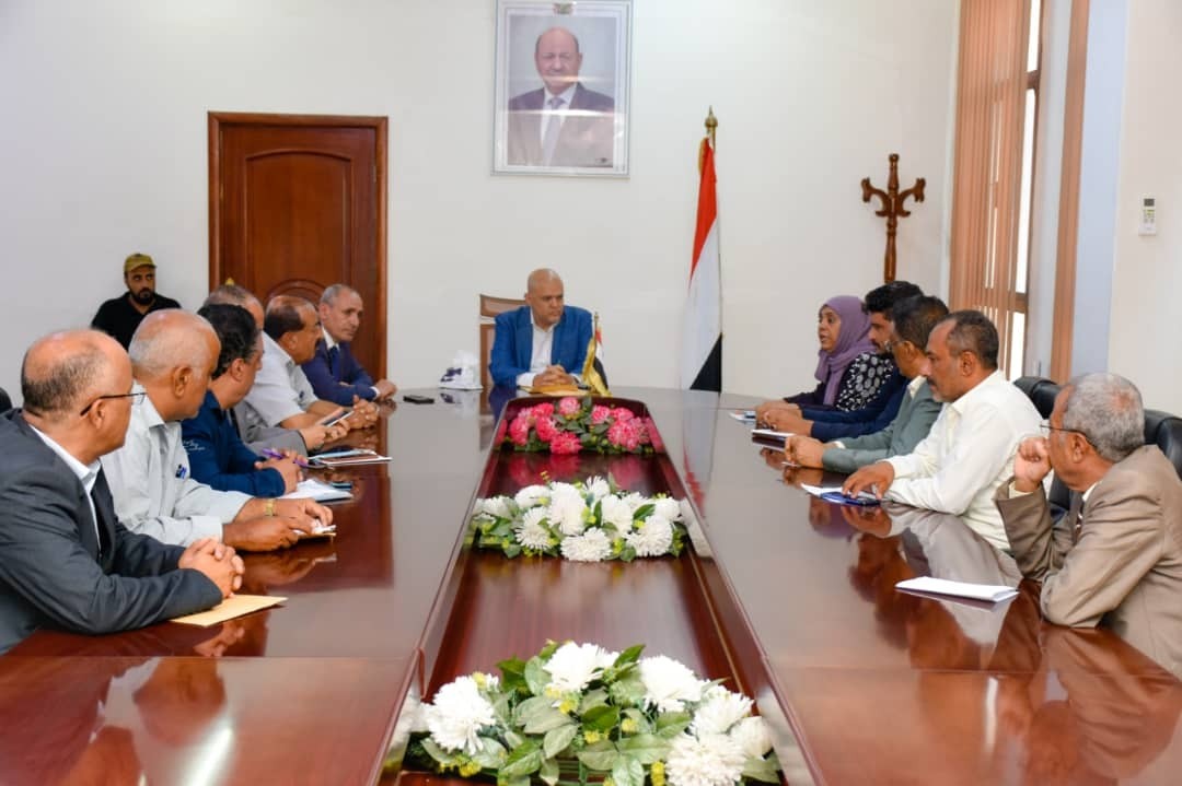 بعد احتجاجات عمالية.. صندوق النظافة بتعز يناقش الأوضاع المالية والإدارية