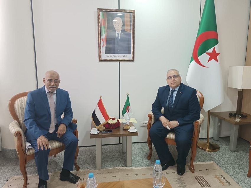 السفير اليزيدي يبحث تعزيز العلاقات الثنائية بين اليمن والجزائر
