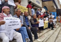 تعز: استمرار الوقفات الاحتجاجية للمطالبة بصرف المرتبات ورفع الأجور