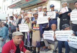 موظفو تعز يواصلون احتجاجاتهم للأسبوع الثاني