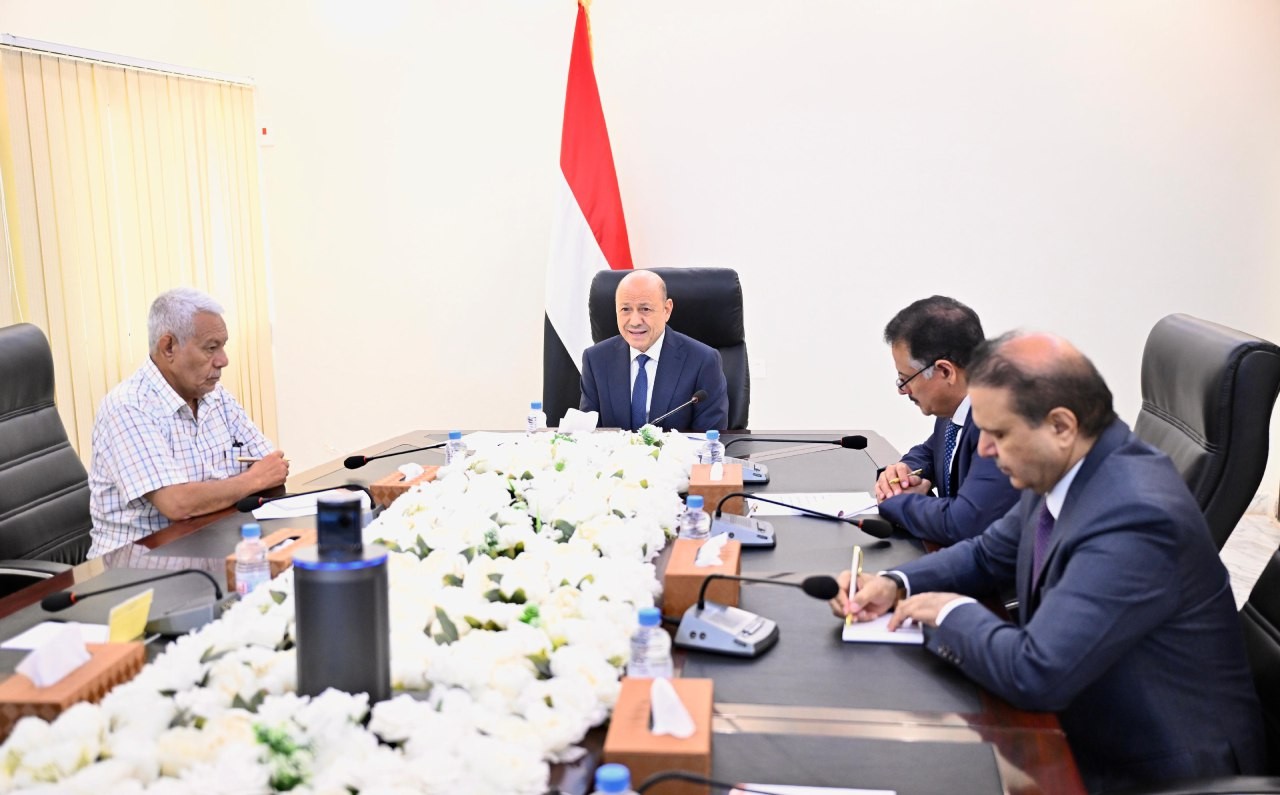 العليمي يبحث مع هيئة التشاور وأمناء الأحزاب التطورات الراهنة والتحديات الاقتصادية