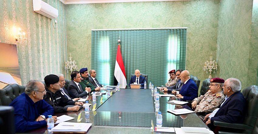 العليمي يترأس اجتماعاً أمنياً رفيعاً في عدن يكشف عن تفكيك خلية إرهابية في تعز