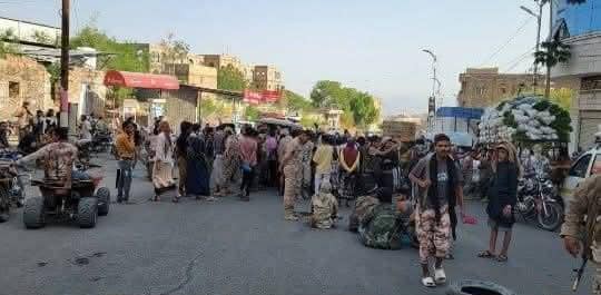 تعز: مسلحون يغلقون المنفذ الشرقي احتجاجًا على تأخر علاج جريح