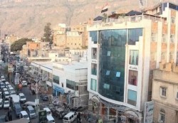 جريمة مروعة في إب: رجل يقتل اثنين من أبنائه بالرصاص داخل مركز تجاري