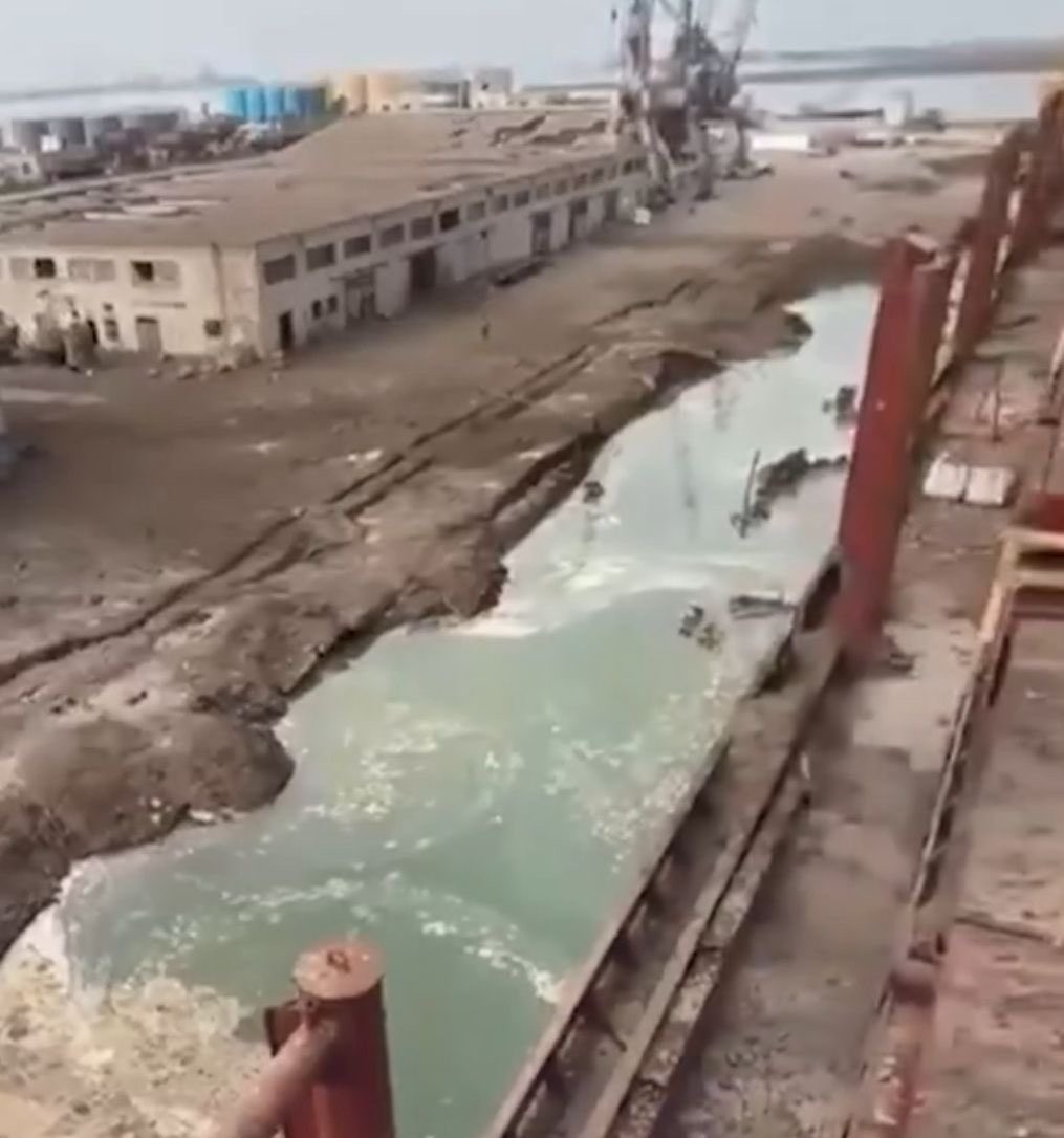 "أمبري": أرصفة خرسانية بميناء الحديدة تضررت جراء غارات "إسرائيلية"