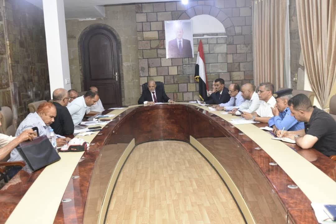 تعز: اجتماع يناقش الإجراءات الطارئة لتوفير المياه وتخفيف معاناة المواطنين