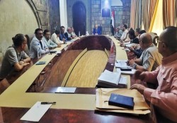 محافظ تعز يلتقي قيادات الأحزاب لمناقشة التحديات الاقتصادية والخدمية