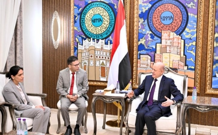 العليمي يبحث مع سفيرة بريطانيا مستجدات الدعم والإصلاحات في اليمن