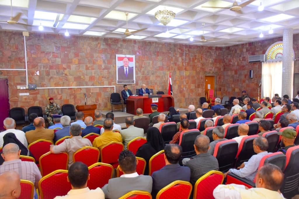 تعز تطلق صندوق دعم المعلم وتشكل مجلساً اقتصادياً محلياً
