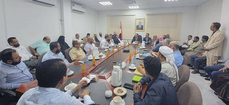 عدن: وزير الصناعة والتجارة يوجّه كبار التجار بإصدار قوائم سعرية جديدة
