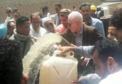 تعز: الوكيل الأكحلي يفتتح بئر مياه جديد في وادي جنات بقدرة إنتاجية 360 ألف لتر يومياً