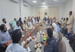 عدن: وزير الصناعة والتجارة يوجّه كبار التجار بإصدار قوائم سعرية جديدة