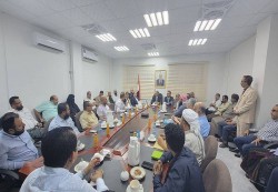 عدن: وزير الصناعة يدعو لتحديث القوائم السعرية تماشيًا مع تعافي العملة