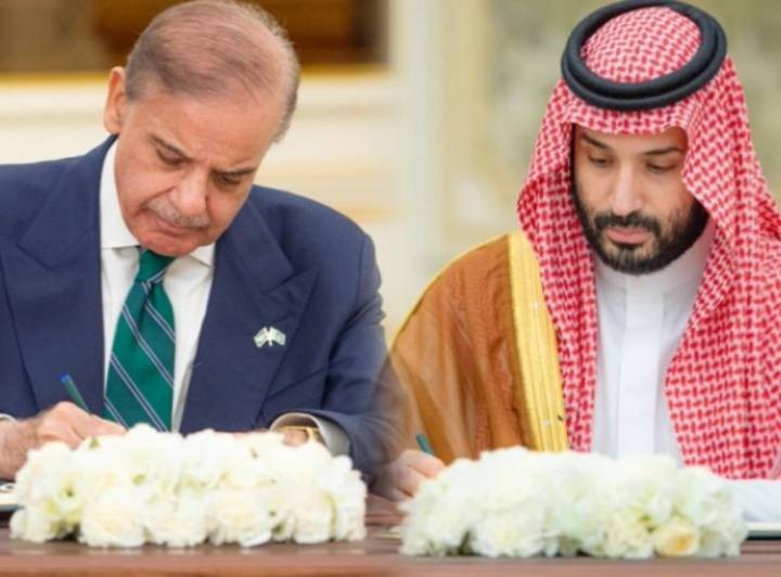 السعودية وباكستان توقعان اتفاقية دفاع إستراتيجي مشترك