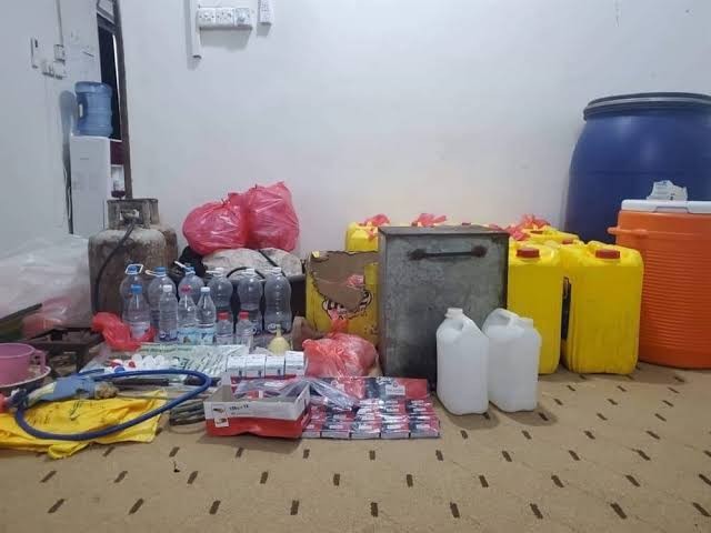 المهرة: ضبط مصنع خمور محلي والقبض على ثلاثة متورطين