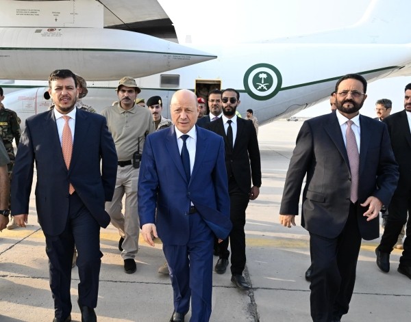 العليمي يصل عدن لقيادة مشاورات حول الاستقرار المالي والإصلاحات الاقتصادية