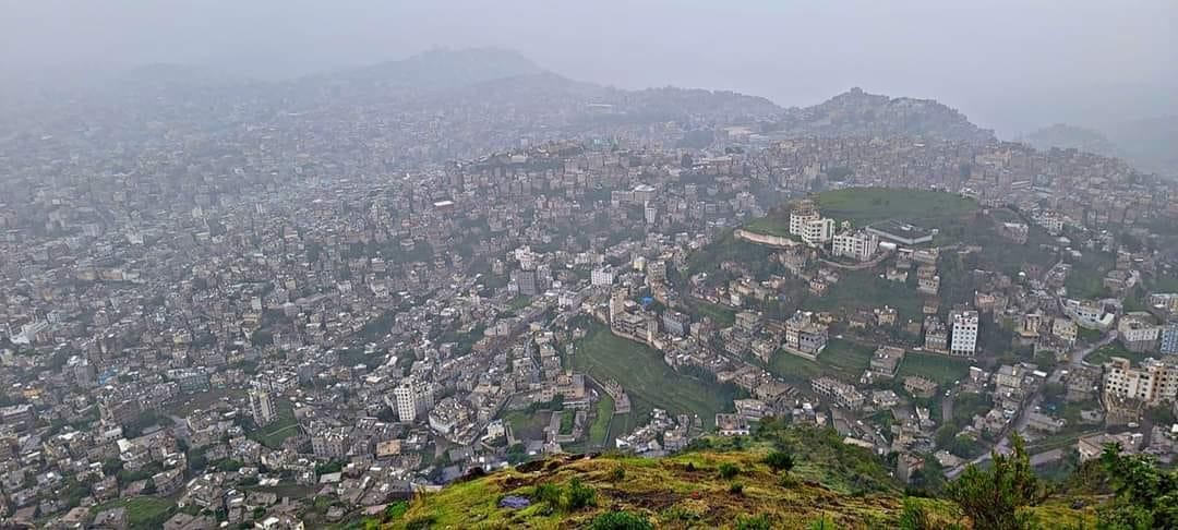 إب: مقتل رجل وطفلين من بائعي الرمان في حادث دهس بسيارة حكومية