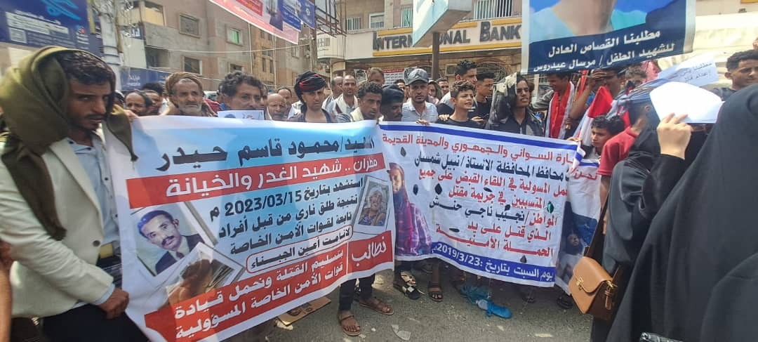 المئات من أسر وضحايا الانفلات الأمني ينضمون إلى الاعتصام المفتوح بتعز