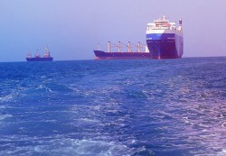 هيئة بريطانية: سقوط مقذوف قرب سفينة تجارية شمال غرب الحديدة دون أضرار