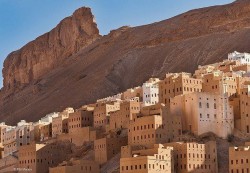حضرموت: المحافظ يناقش مع اليونسكو ترميم المعالم التاريخية وإدراج الهجرين ضمن قائمة التراث العالمي