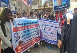 المئات من أسر وضحايا الانفلات الأمني ينضمون إلى الاعتصام المفتوح بتعز