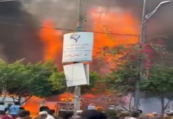 تعز: حريق هائل يلتهم محال تجارية في الحوبان ويخلّف خسائر فادحة