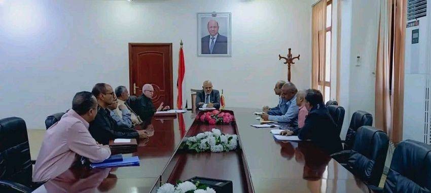 تعز: مناقشة حلول عاجلة لاستئناف ضخ المياه من الحوبان وتخفيض رسوم المدارس الأهلية