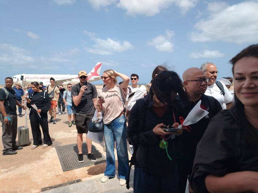 145 سائحاً يفتتحون الموسم السياحي في سقطرى