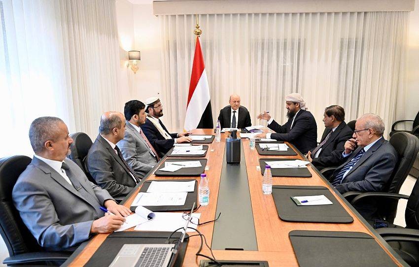 مجلس القيادة الرئاسي يؤكد على تكامل السلطات وتعزيز حماية المواطنين