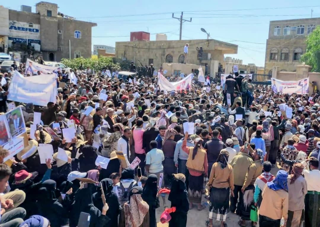 تعز: مسيرة جماهيرية حاشدة في التربة ضد الانفلات الأمني