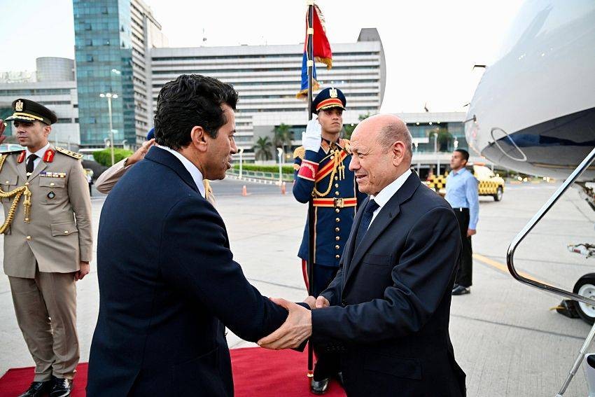 العليمي يصل القاهرة للمشاركة في افتتاح المتحف المصري الكبير