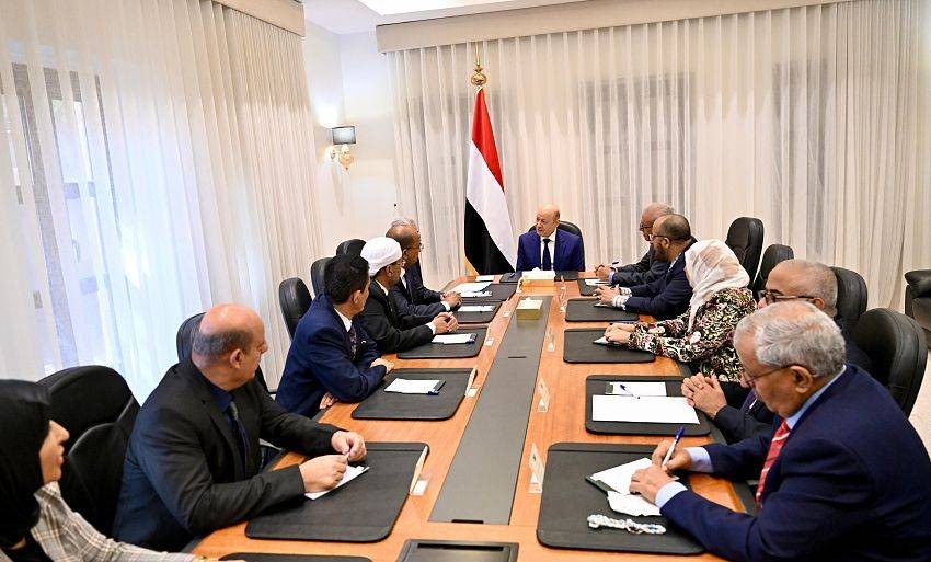 العليمي يشيد بدور الفريق القانوني في دعم مجلس القيادة وتعزيز الشراكة الوطنية