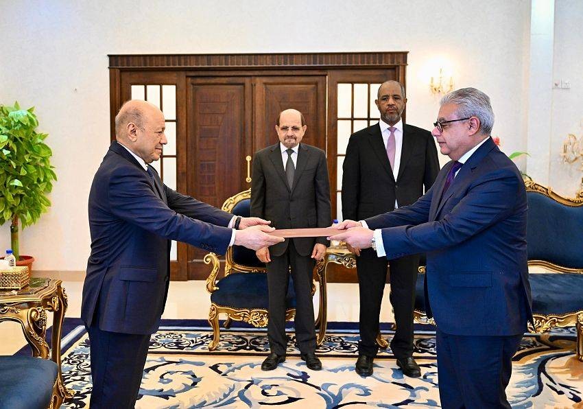 عدن: العليمي يتسلم أوراق اعتماد سفراء جدد لدى اليمن