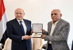 العليمي يمنح الشهيدة إفتهان المشهري وسام الواجب تقديراً لتضحياتها في خدمة المجتمع