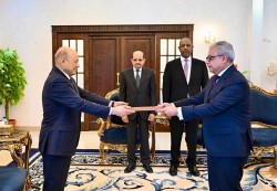 عدن: العليمي يتسلم أوراق اعتماد سفراء جدد لدى اليمن