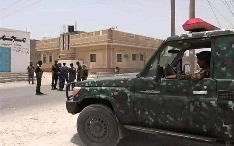 الأجهزة الأمنية تضبط مهربي مخدرات وتُحبط عمليات تزوير في ثلاث محافظات يمنية