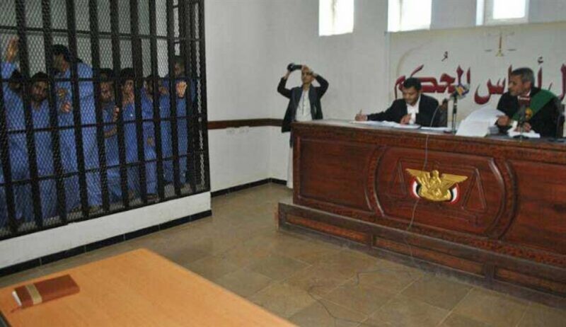 محاكمات سياسية في صنعاء.. النيابة الحوثية تطالب بإعدام 21 متهمًا