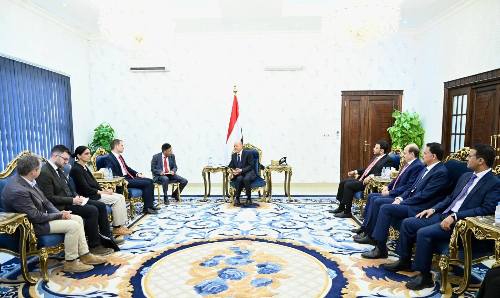 العليمي يبحث مع وزير الدولة البريطاني دعم الإصلاحات الاقتصادية وتأمين خطوط الملاحة
