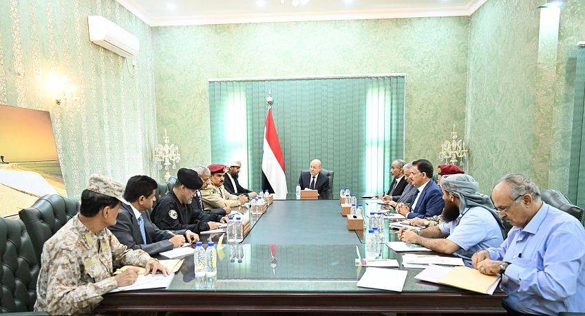 العليمي يترأس اجتماعاً أمنياً لبحث ملف التهريب وإغلاق المنافذ غير القانونية