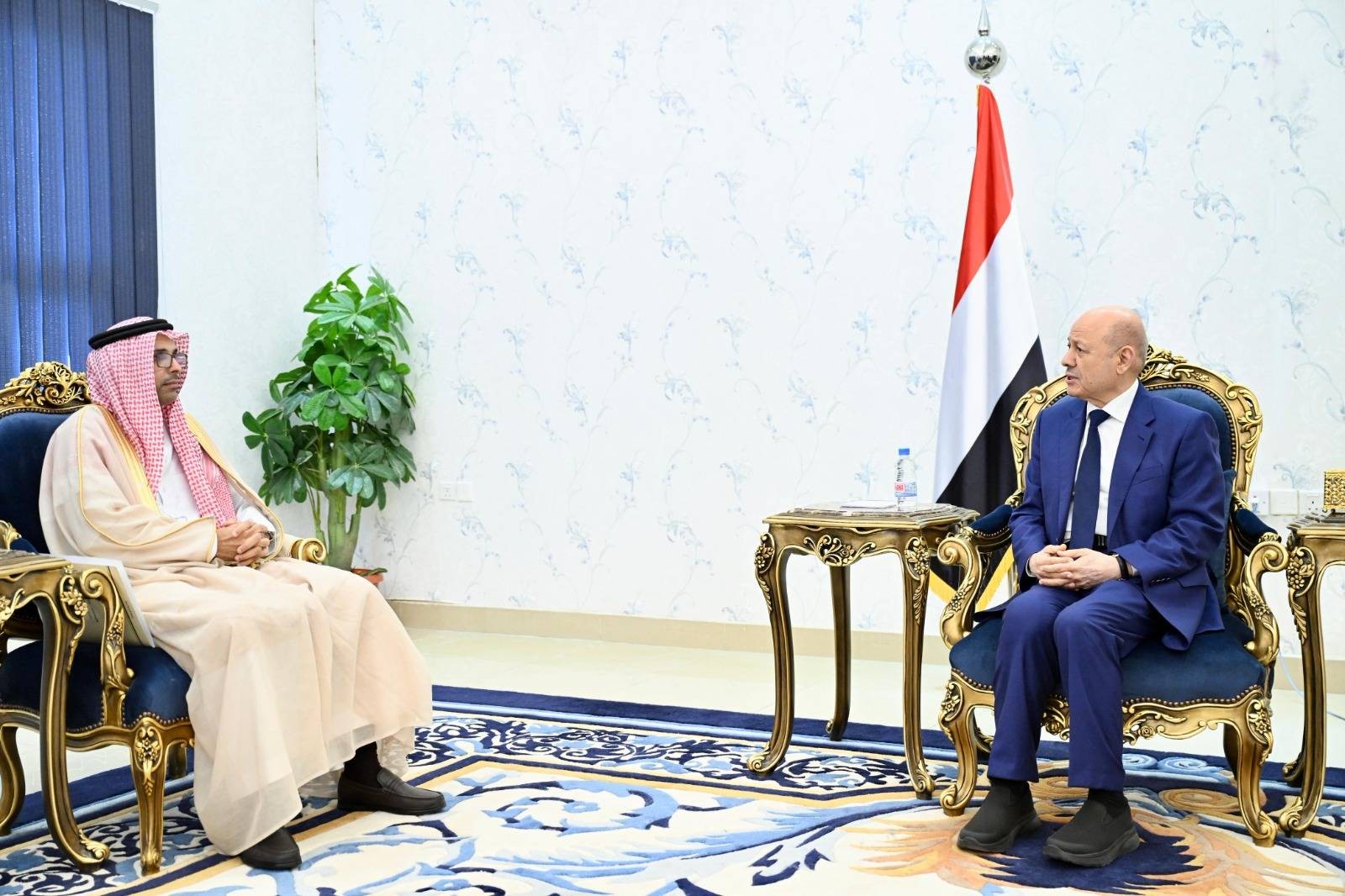 العليمي يبحث مع سفير مجلس التعاون جهود الإصلاح والدعم الإقليمي