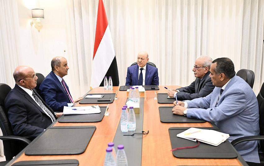 العليمي يناقش مع رئيس الوزراء ومحافظ البنك المركزي مسار الإصلاحات الاقتصادية