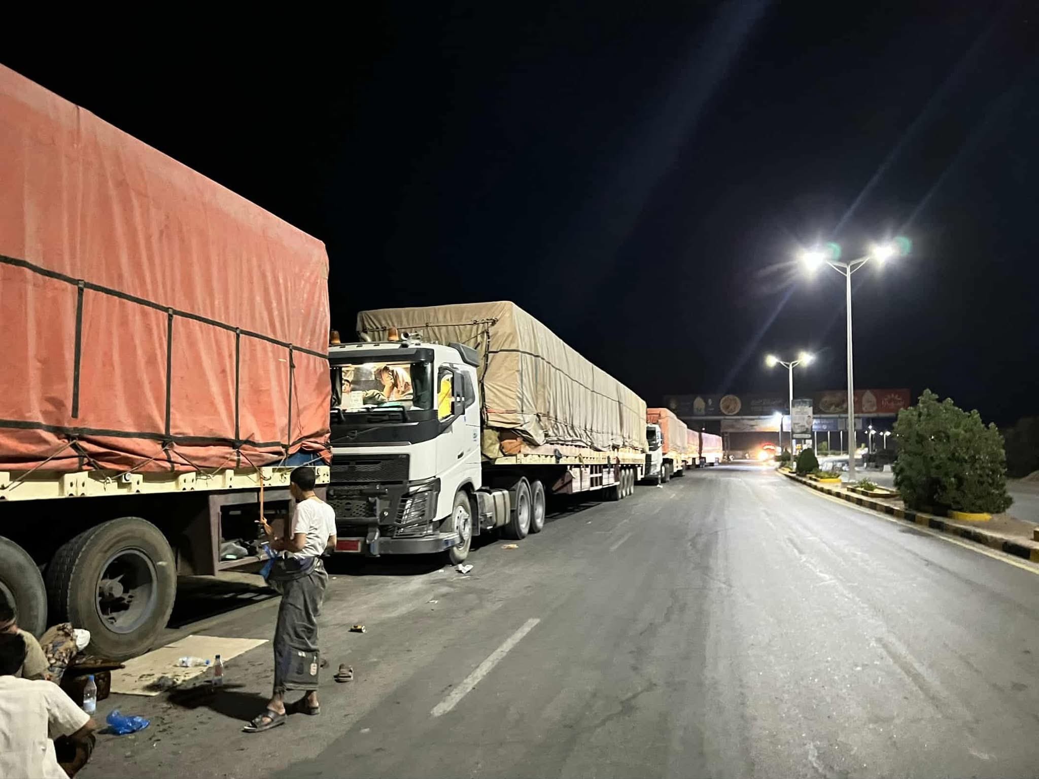 سائقو الشاحنات في حضرموت يعلنون الإضراب رفضًا لابتزاز مالي في نقطة أمنية