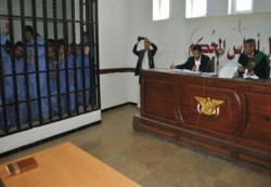 محاكمات سياسية في صنعاء.. النيابة الحوثية تطالب بإعدام 21 متهمًا