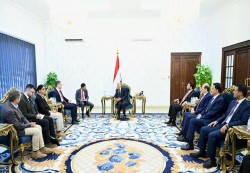 العليمي يبحث مع وزير الدولة البريطاني دعم الإصلاحات الاقتصادية وتأمين خطوط الملاحة
